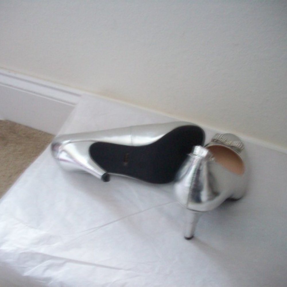 Bamboo Boutique Dress Pump Shoe Silver  6 NEW - Picture 3 of 4